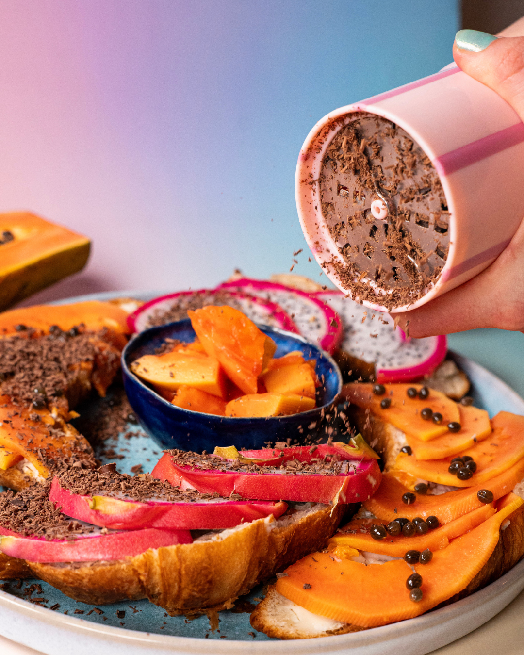 Croissant mit Roquefort, Papaya, Drachenfrucht & Schokolade