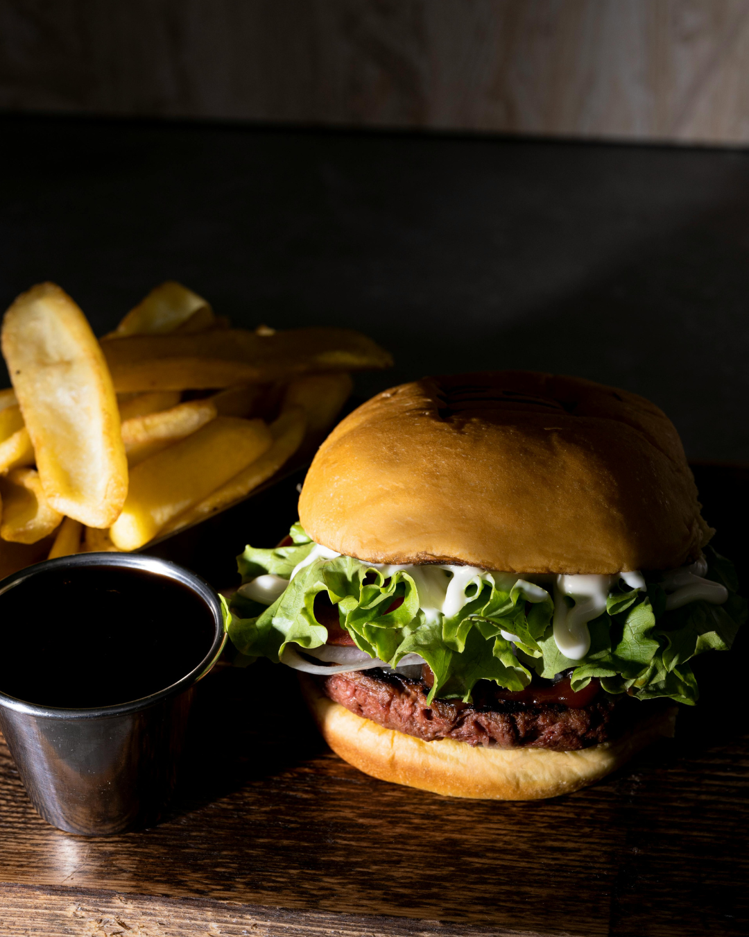Evergrate-Burger mit Knoblauch-Zwiebel-Relish & Kräuter-Dip