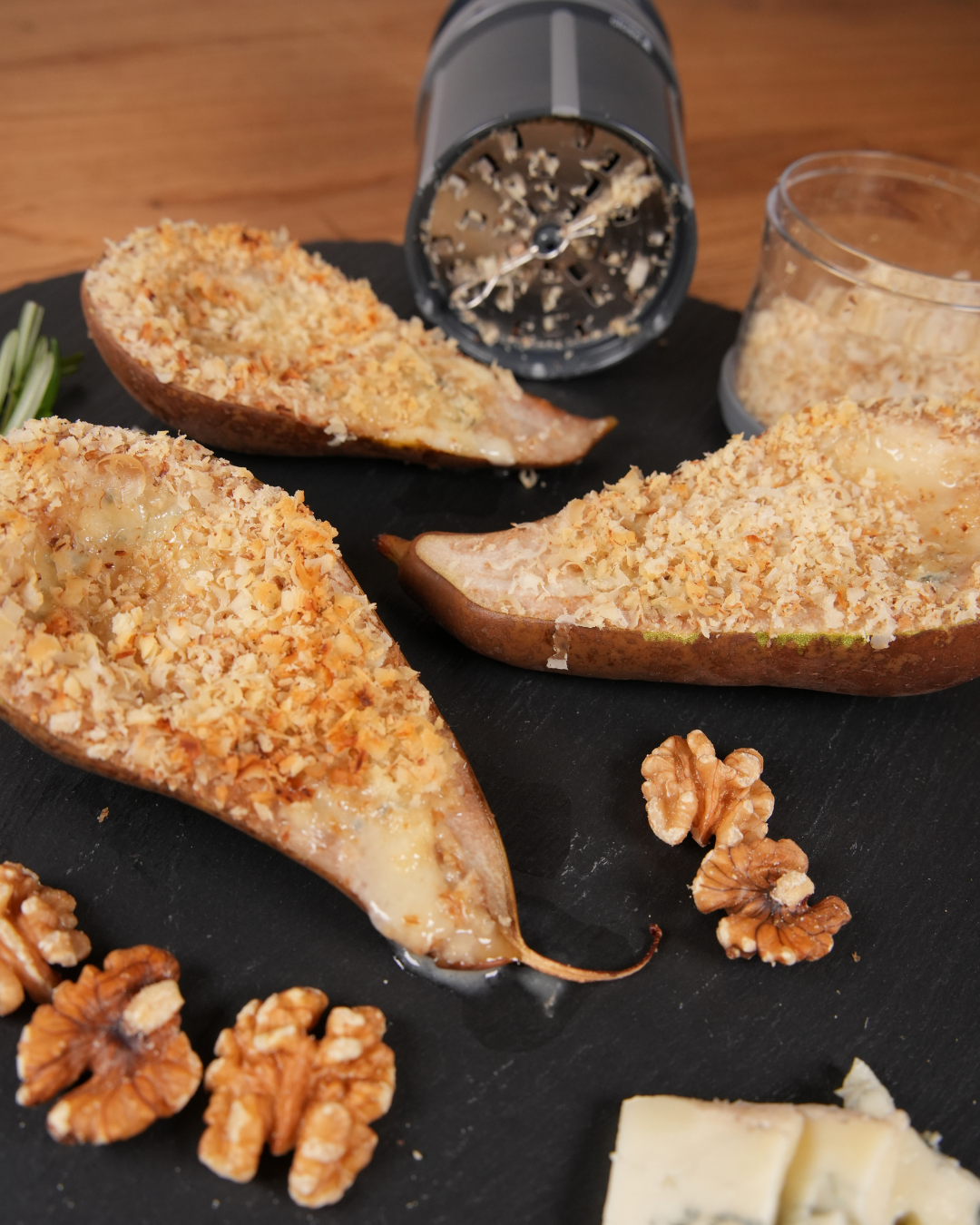 Gebackene Birnen mit Gorgonzola, Honig und Nüssen