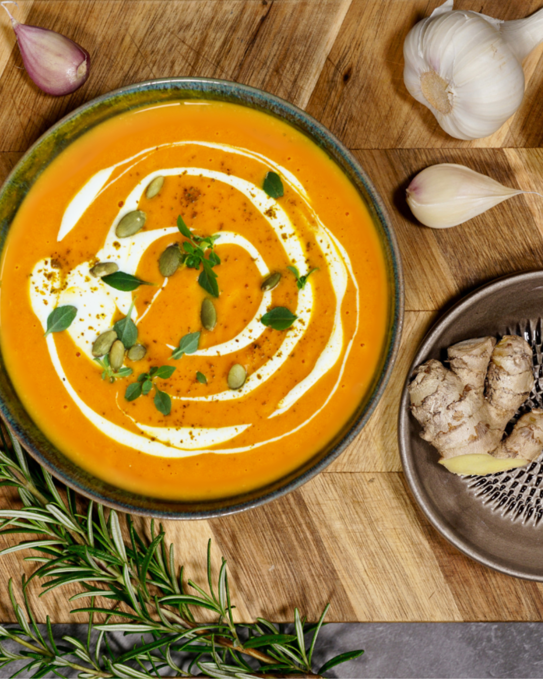 Kuerbissuppe mit Kokosmilch in einer Schale dekoriert mit Kürbiskernen