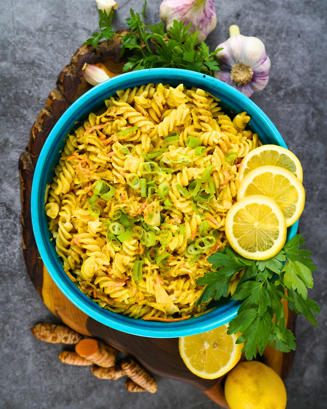 Nudelsalat mit Zitronen-Kurkuma-Knoblauch-Dressing