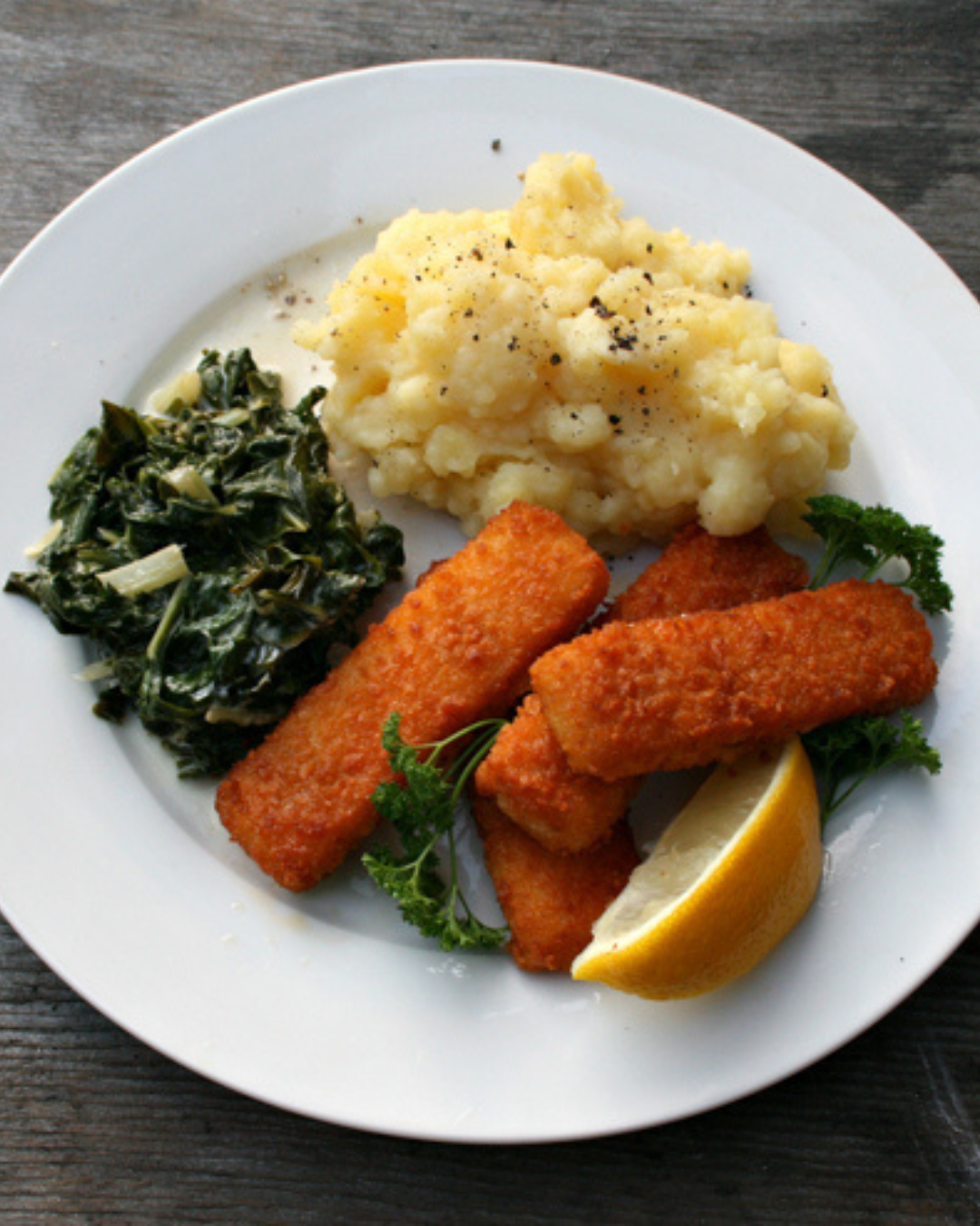 Hausgemachter Kartoffelbrei mit Muskat, Rahmspinat & knusprigen Fischstäbchen