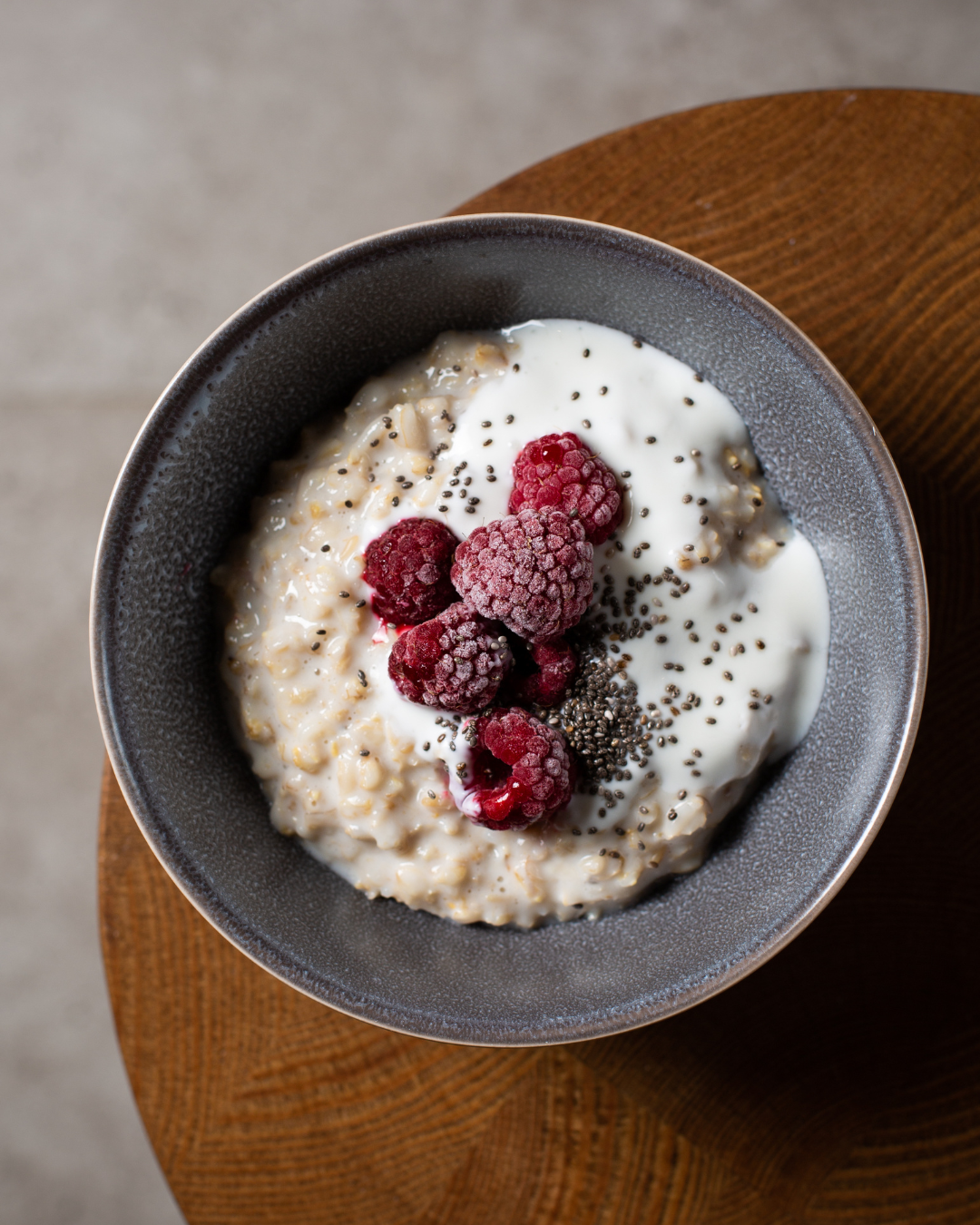 Grießbrei Rezept einfach selber machen ohne Ei und Zucker, angerichtet in einer Schale, dekoriert mit Früchten.