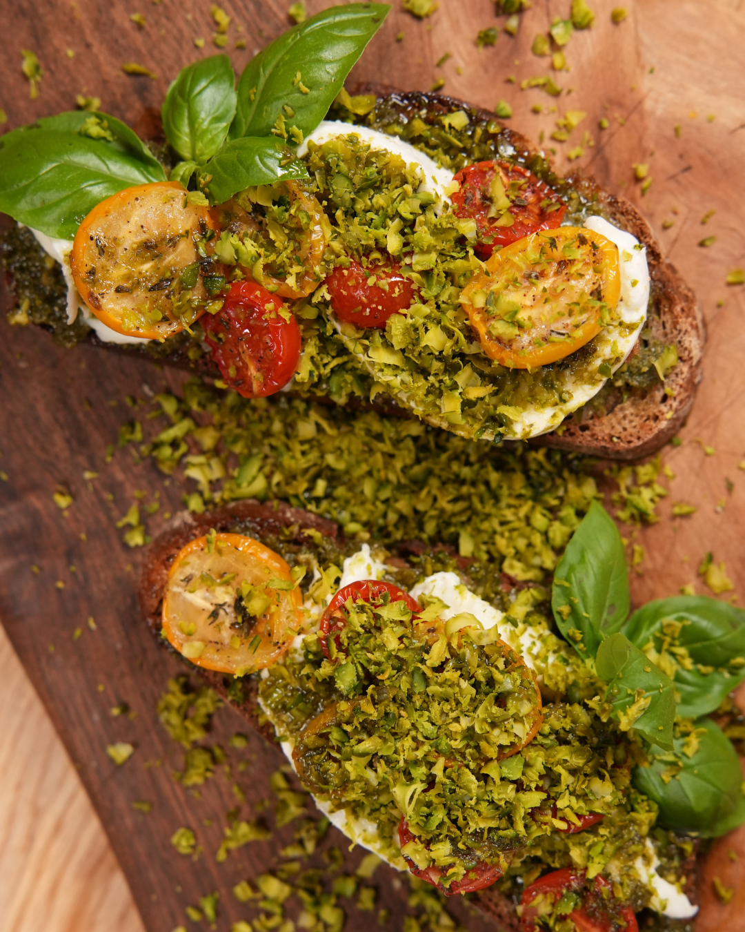 Bruschetta mit Tomate, Mozarella und Pesto