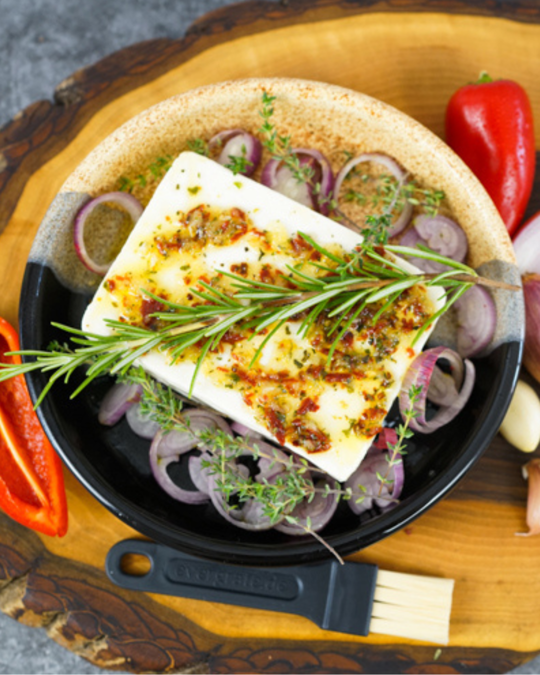 Im Ofen gebackener Feta serviert in einer Schale