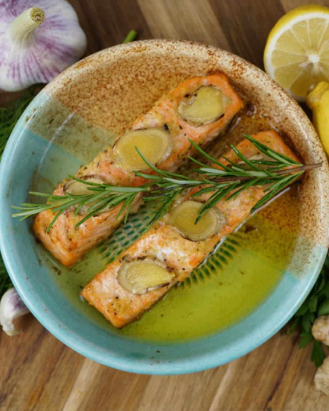 Lachs gegrillt mit Ingwer und Knoblauch serviert in einer Dipschale