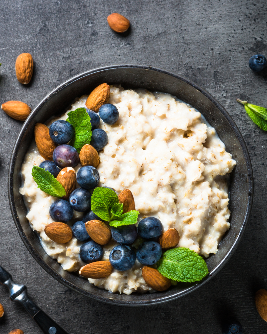 Einfaches Porridge Rezept zum selber machen mit Beeren und Nüssen angerichtet