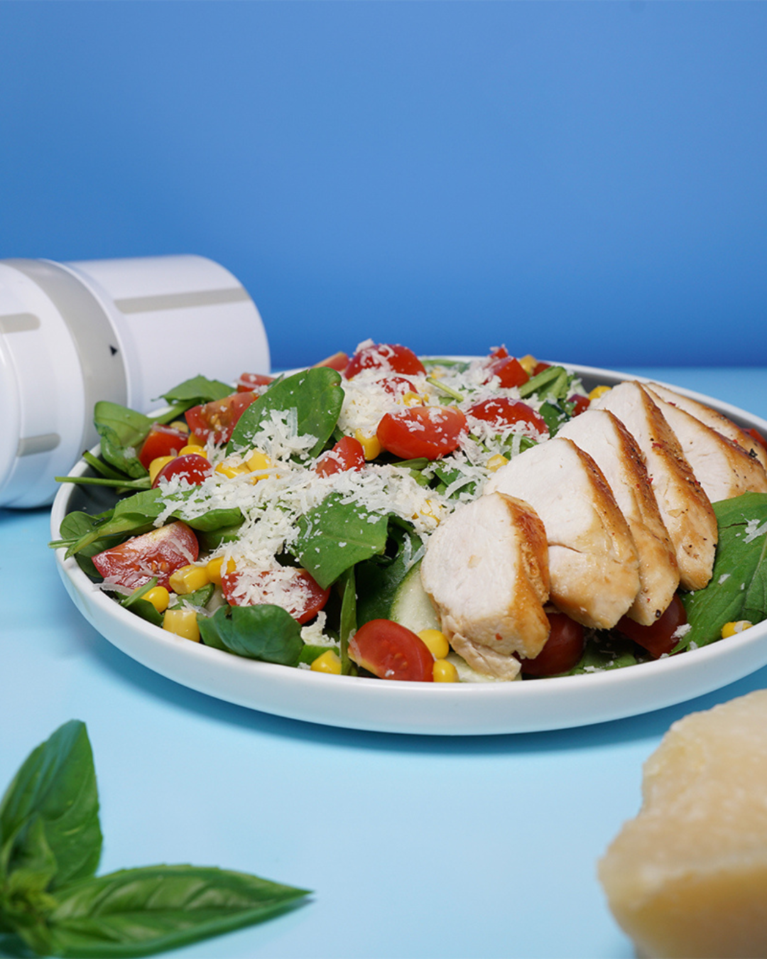 Sommerlicher Salat mit Hähnchenbrust angerichtet in einer weißen Schale