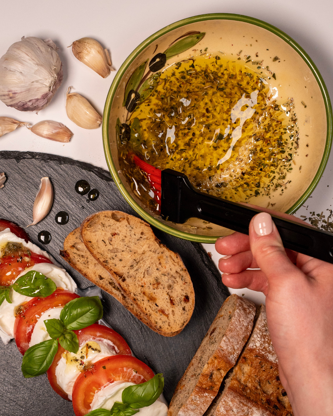Tomate Mozzarella mit Knoblauch-Kräuteröl