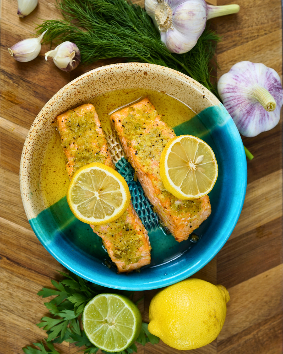 Zitronenlachs als Ofenlachs Rezept, serviert in einer Dipschale