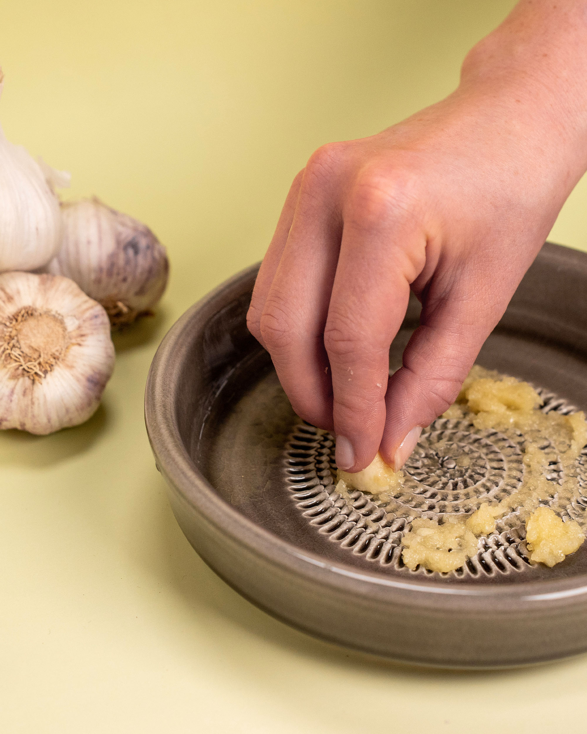 <strong>Ingwer-Gourmet-Set</strong> <br> Tellerreibe + Dipschale + Magic Mix Bowl + Reibeschüssel + Silikonspachtel + Sparschäler