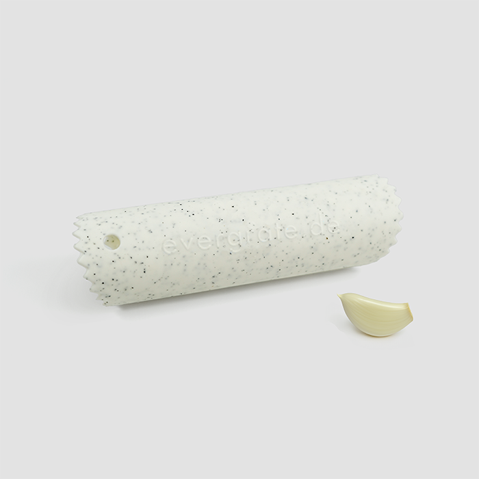 Die Knoblauchschäler-Rolle von evergrate: Knoblauch schälen einfach und effektiv