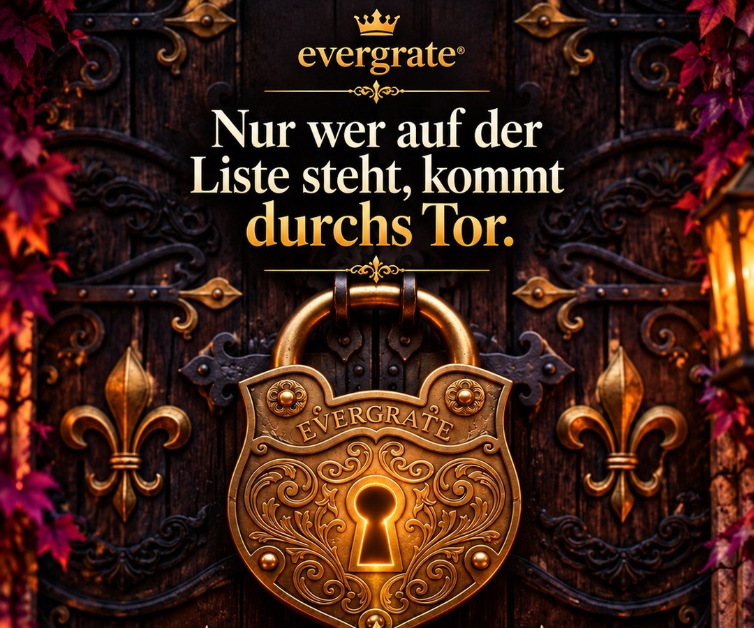 Verschlossenes Schlosstor mit goldenem evergrate-Vorhängeschloss