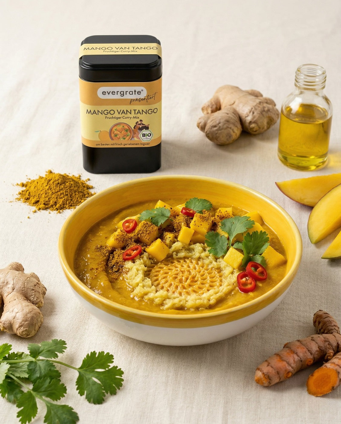 Kräutermischung Mango Van Tango kombiniert mit frischen Zutaten in einer Reibeschüssel